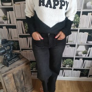 "Pull doux et joyeux avec l'inscription 'HAPPY', parfait pour apporter une touche de bonne humeur à votre style décontracté."