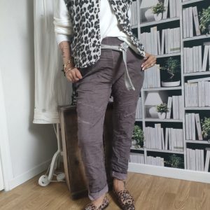 "Audace et originalité avec ce look à imprimé léopard, parfait pour affirmer son style avec caractère et élégance."