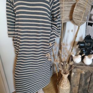 Robe longue"Robe longue à rayures pour un look décontracté et confortable, alliant simplicité et élégance naturelle."