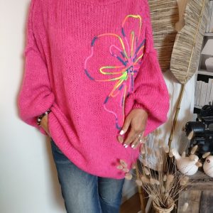 Ce pull oversize rose vif, orné d une fleur colorée, apporte une touche de dynamisme et de gaieté a une tenue tendance