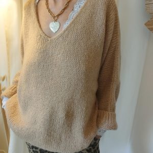 "Pull en maille beige col V, doux et confortable, parfait pour un look décontracté-chic avec une touche de féminité."