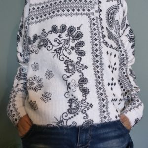 Pull oversize paisley noir et blanc : le must-have chic et confortable pour un style tendance au quotidien !