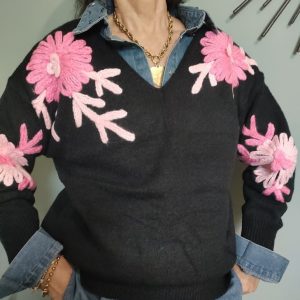 "Élégance florale et confort moderne : le pull noir brodé qui sublime votre style au quotidien."