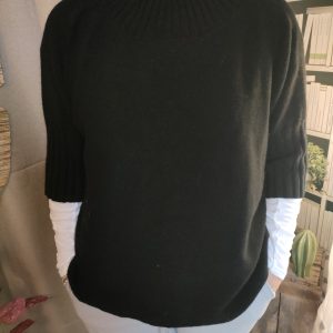 "Pull oversize noir col roulé côtelé - Élégance et confort pour un style casual-chic incontournable."