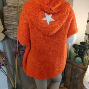 "Cape orange en maille douce avec capuche étoilée, l'alliance parfaite de confort et de style."