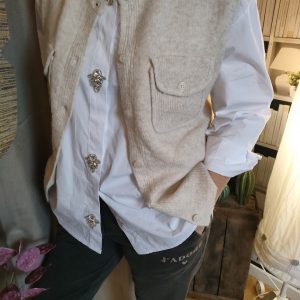 "Un look élégant et décontracté, alliant confort et raffinement avec des détails scintillants pour une touche de glamour."