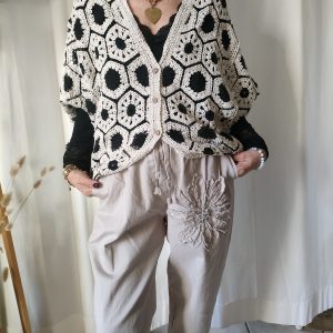 Gilet en crochet ajouré – élégance bohème et charme authentique.